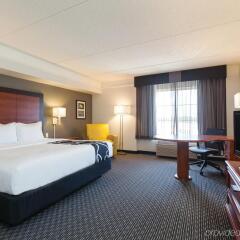 Отель La Quinta Inn & Suites Dallas North Central комната для гостей фото 2