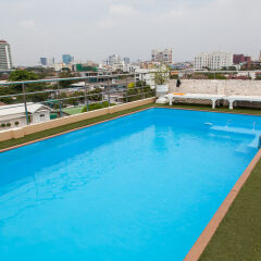 Отель Zen Rooms Ekkamai 10 Suites Бангкок бассейн фото 3