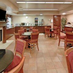 Отель Clarion Inn & Suites Northwest питание фото 2