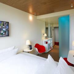 Отель citizenM Tower of London сейф в номере