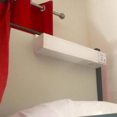 Oki Doki Old Town Hostel Варшава сейф в номере