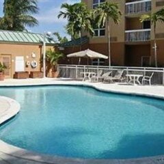 Отель Courtyard by Marriott Aventura Mall бассейн фото 2