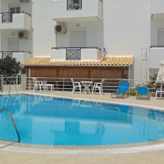 Апартаменты Irilena Apartments бассейн