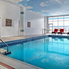 Отель Four Points by Sheraton Calgary Airport бассейн