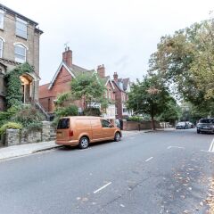 Апартаменты Spacious 1BR Period Apartment Hampstead Лондон парковка