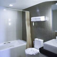 Отель Citadines Sukhumvit 8 Bangkok ванная