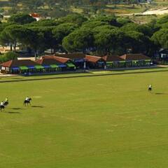Отель La Varzea Polo & Golf Resort спортивное сооружение