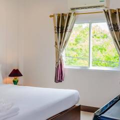 Отель Baan Yuyen Karon Guesthouse комната для гостей