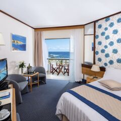 Отель Constantinou Bros Athena Royal Beach комната для гостей