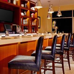 Отель Four Points by Sheraton Long Island City гостиничный бар