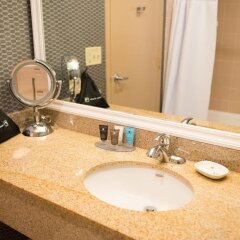 Отель Crowne Plaza Mpls Intl Arpt-Mall Of America Блумингтон ванная фото 2