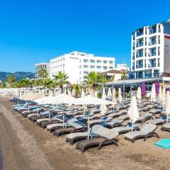 Aurasia Beach Hotel пляж