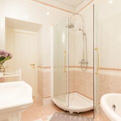 Гостиница Charming Apartments near Hermitage в Санкт-Петербурге отзывы, цены и фото номеров - забронировать гостиницу Charming Apartments near Hermitage онлайн Санкт-Петербург ванная