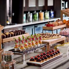 Marriott Hotel Downtown, Abu Dhabi питание фото 2