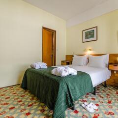 Hotel Jorge V сейф в номере