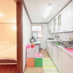 Kpopstarz Guesthouse - Caters to Women (отель для женщин) в номере