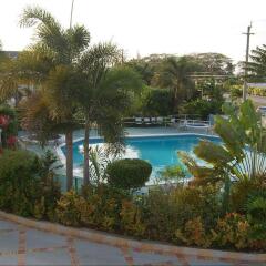 Отель Holiday Haven бассейн фото 2