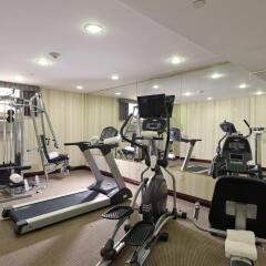 Отель Queens County Inn & Suites фитнесс-зал