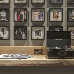 Отель MOXY London Stratford интерьер отеля фото 3