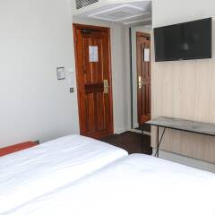 Отель Hôtel Vendôme сейф в номере