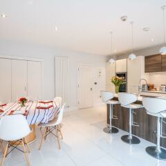 Отель Modern Richmond Home near the River Thames гостиничный бар