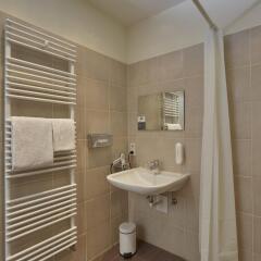 Отель H+ Hotel München Германия, Мюнхен - отзывы, цены и фото номеров - забронировать отель H+ Hotel München онлайн ванная