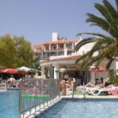 Отель Apartamentos Tramuntana бассейн