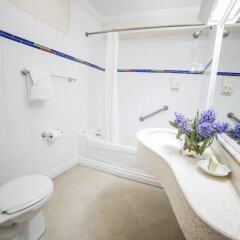 Отель Knutsford Court Hotel Ямайка, Кингстон - отзывы, цены и фото номеров - забронировать отель Knutsford Court Hotel онлайн ванная фото 2