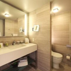 Отель Millennium Hilton New York One UN Plaza США, Нью-Йорк - 1 отзыв об отеле, цены и фото номеров - забронировать отель Millennium Hilton New York One UN Plaza онлайн ванная фото 2