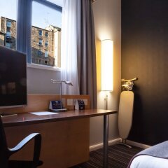 Отель Holiday Inn Express Edinburgh – Royal Mile Великобритания, Эдинбург - 1 отзыв об отеле, цены и фото номеров - забронировать отель Holiday Inn Express Edinburgh – Royal Mile онлайн удобства в номере фото 2