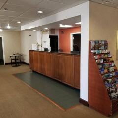 Отель Travel Inn - Columbus North США, Колумбус - отзывы, цены и фото номеров - забронировать отель Travel Inn - Columbus North онлайн интерьер отеля фото 3