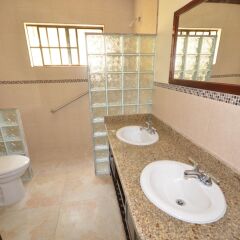 Отель Dukes Hideaway, Silver Sands 6BR ванная