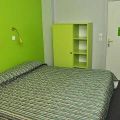 Отель H33 hôtel сейф в номере