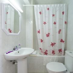 Отель Hostal Anibal Испания, Сан-Антони-де-Портмань - отзывы, цены и фото номеров - забронировать отель Hostal Anibal онлайн ванная фото 2