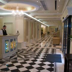 Queen's Court Hotel &Residence интерьер отеля
