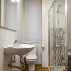 Отель Zubieta by Forever Rentals. 4 Bedroom Apartment. Wifi. Groups. 80m. Beach Испания, Сан-Себастьян - отзывы, цены и фото номеров - забронировать отель Zubieta by Forever Rentals. 4 Bedroom Apartment. Wifi. Groups. 80m. Beach онлайн ванная фото 2