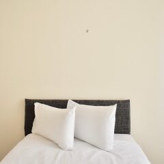Отель Cosy Flat Minutes From Central Brighton Брайтон сейф в номере