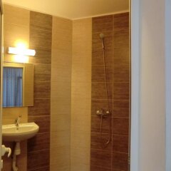 Отель Guest House Petrovi Болгария, Равда - отзывы, цены и фото номеров - забронировать отель Guest House Petrovi онлайн ванная