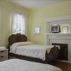Отель Adams Inn сейф в номере