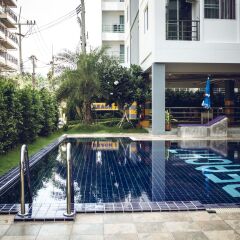 Отель Beach 7 Condo by GrandisVillas Паттайя бассейн