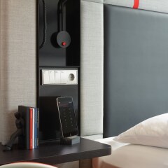 Отель citizenM Amstel Amsterdam сейф в номере