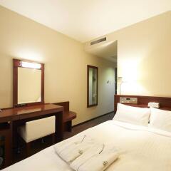 Отель Sotetsu Fresa Inn Nihombashi-Kayabacho сейф в номере