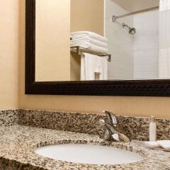 Отель Travelodge by Wyndham Saskatoon ванная