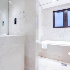 Отель Maison Privee - Burj Khalifa Community ванная