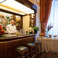 Отель Bettoja Hotel Massimo dAzeglio Италия, Рим - 3 отзыва об отеле, цены и фото номеров - забронировать отель Bettoja Hotel Massimo dAzeglio онлайн гостиничный бар