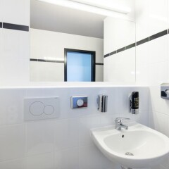 Отель A&O Prague Rhea ванная фото 2