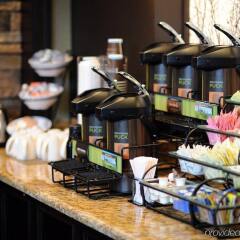 Отель Staybridge Suites Columbus-Dublin гостиничный бар