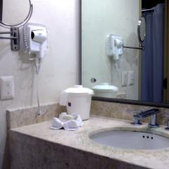 Отель Comfort Inn Puerto Vallarta ванная