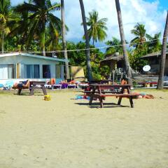 Отель Travellers Beach Resort пляж фото 2