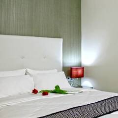 The Luxe Hotel сейф в номере